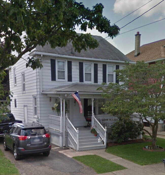 Building Photo - 65 Welles St
