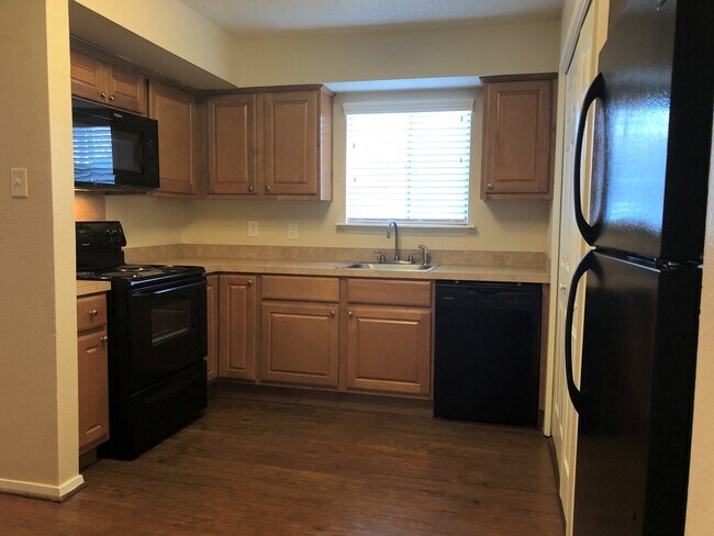 Building Photo - 4 Bed House with Fenced Backyard - Lawn Ca...