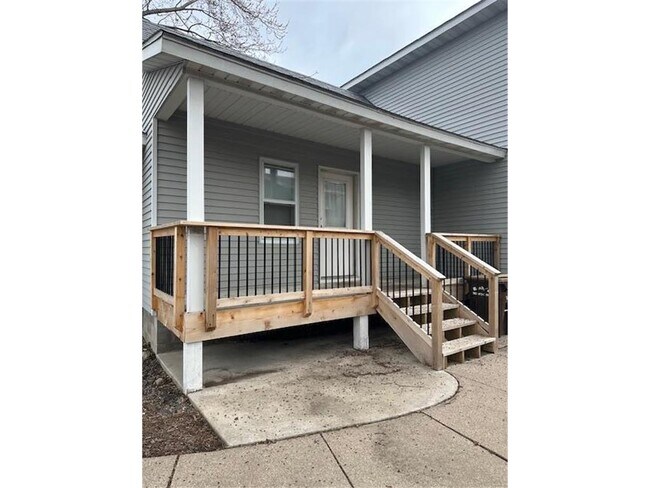 Foto del edificio - 216 Birch Ave S