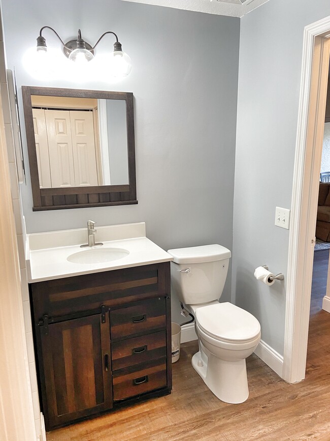 baño 2 - 1096 Woodshire Ln