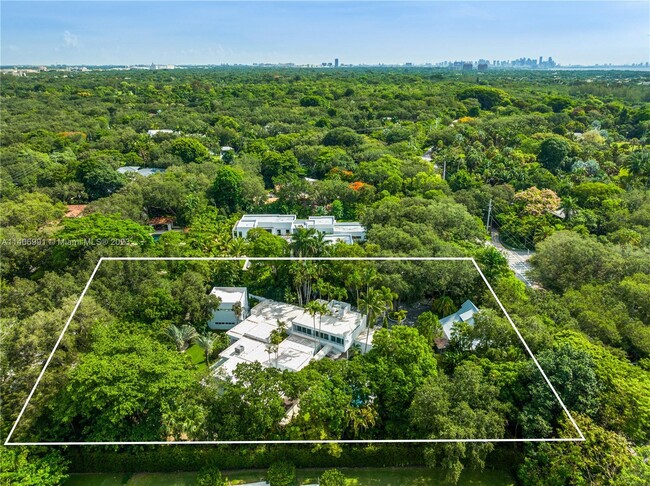 Foto del edificio - 10400 Old Cutler Rd