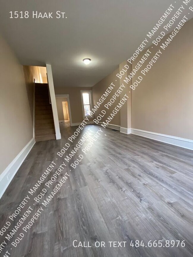 Building Photo - 1518 Haak St