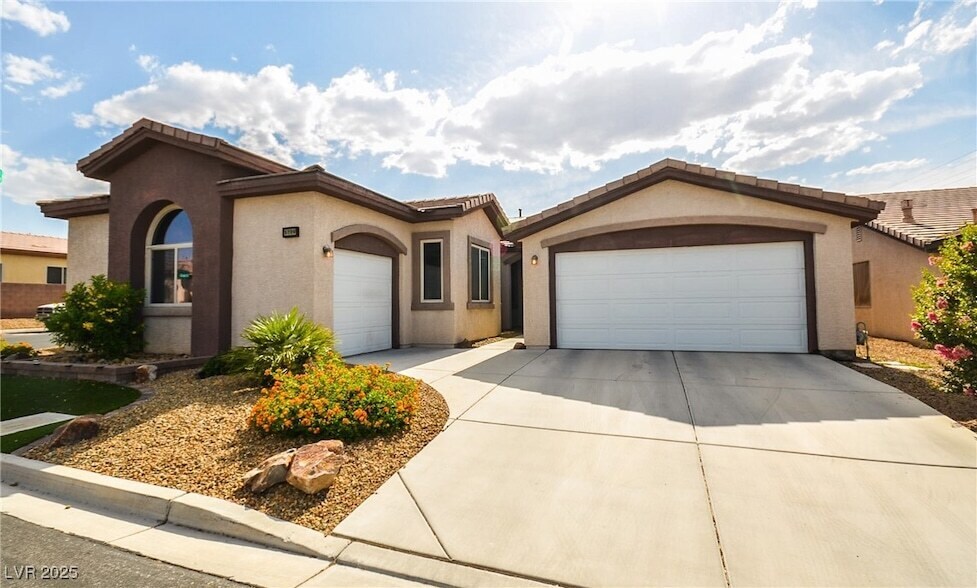 Foto principal - 5729 Willie Saunders St