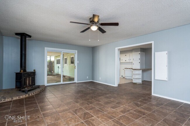 Building Photo - 6 MONTH LEASE AVAILABLE! SPACIOUS 3 bedroo...