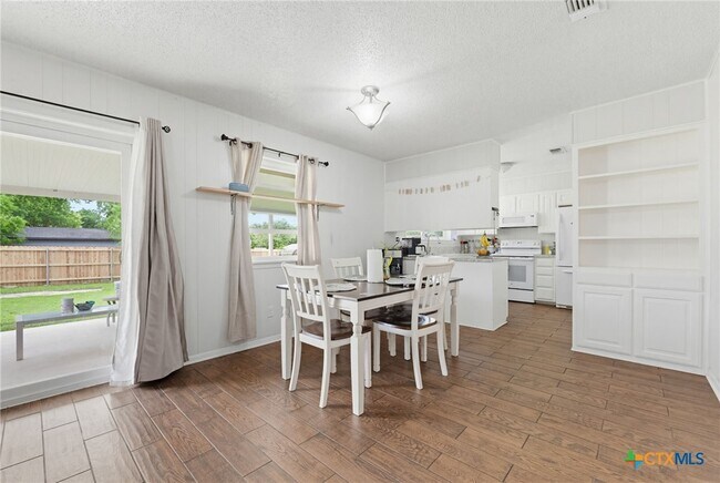 Foto del edificio - 902 Lynn Ln