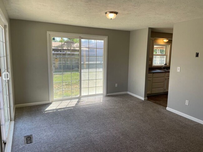 Building Photo - 3 Bedroom 2 Bathroom Home walking distance...