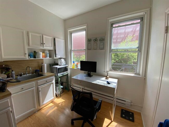 Building Photo - 323 Grand St