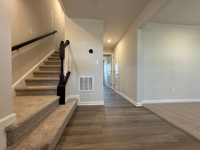 Building Photo - Brand New Townhome!!