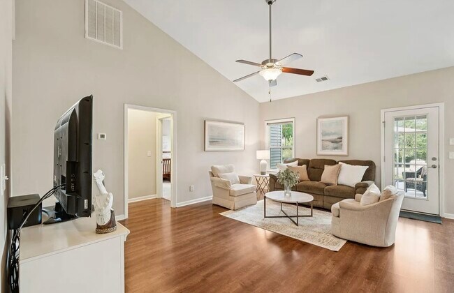 Foto del edificio - 1546 Fishbone Dr