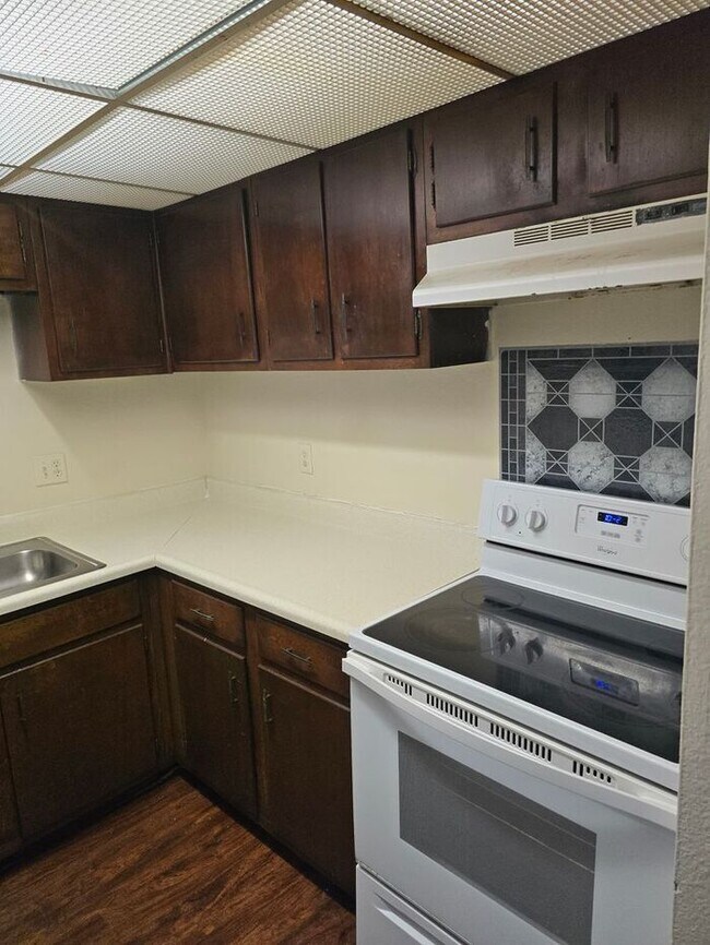 Building Photo - 1Bedroom 1 Bathroom Condo in Palms West Av...