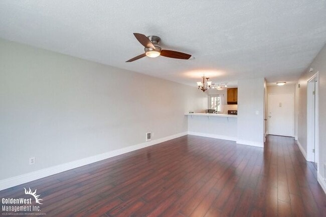 Building Photo - Stylish 2Bdm 1Ba Condo in Gated Clairemont Mesa Community!