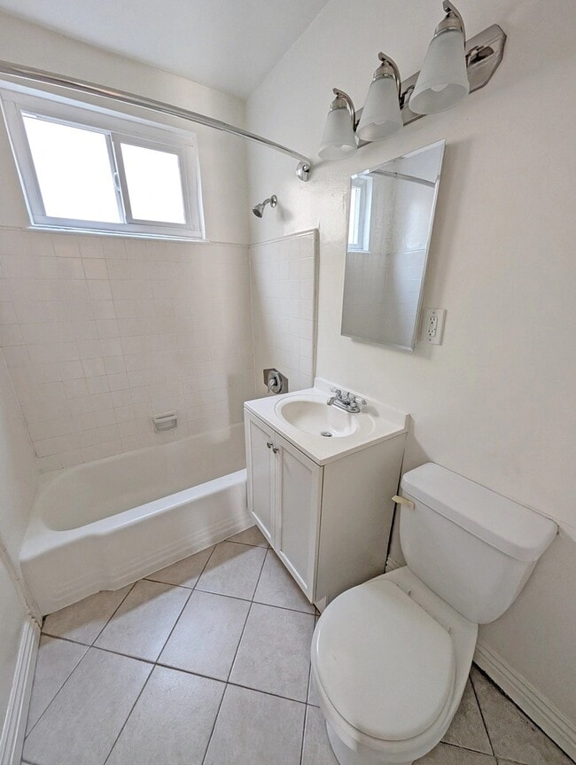 Foto del edificio - 4215 McLaughlin Ave