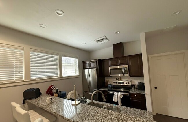 Foto del edificio - NOW LEASING FOR FALL 2026 – LIMITED AVAILABILITY