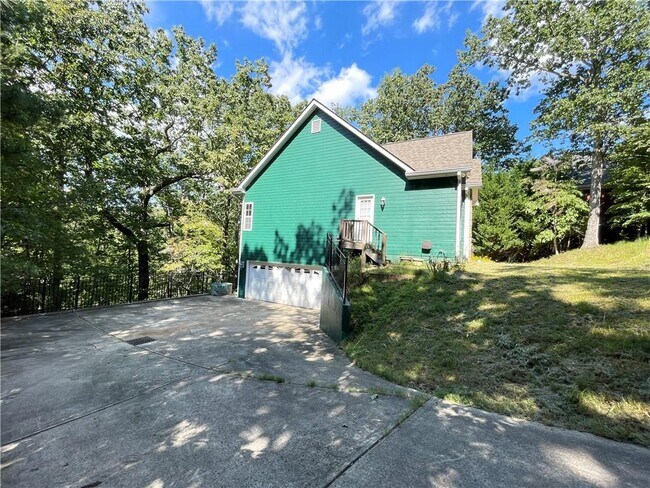 Foto del edificio - 3398 Banks Mountain Dr