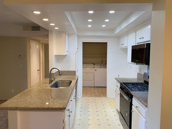 Foto principal - GREAT & SPACIOUS 2BD 2BA FOR LEASE!