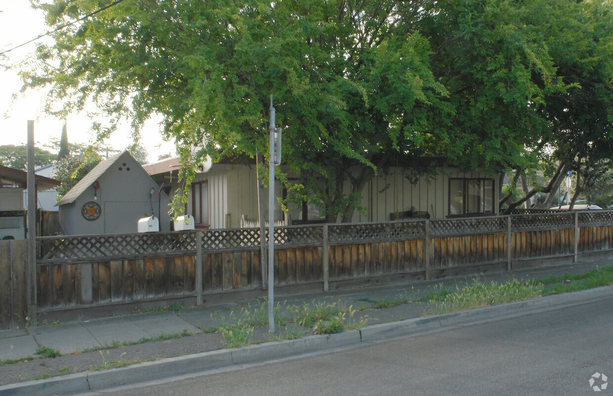 Building Photo - 488 Laswell Ave
