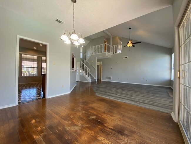 Building Photo - 2313 Roanoke Cir