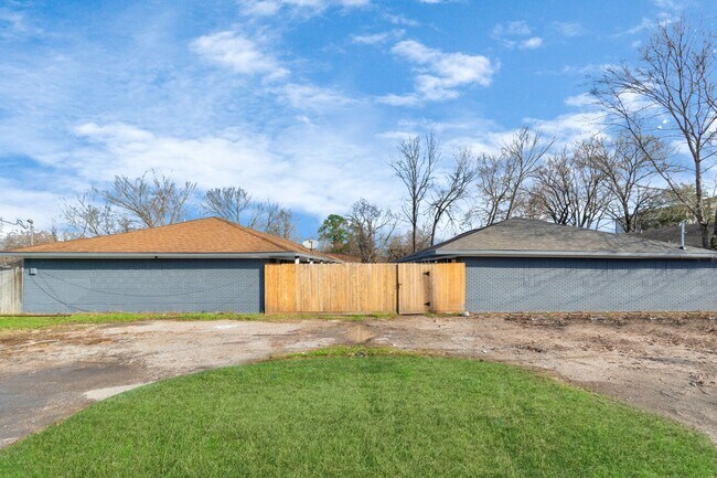 Building Photo - NICE 2 BEDROOM 1 BATH WITH 1600 SF