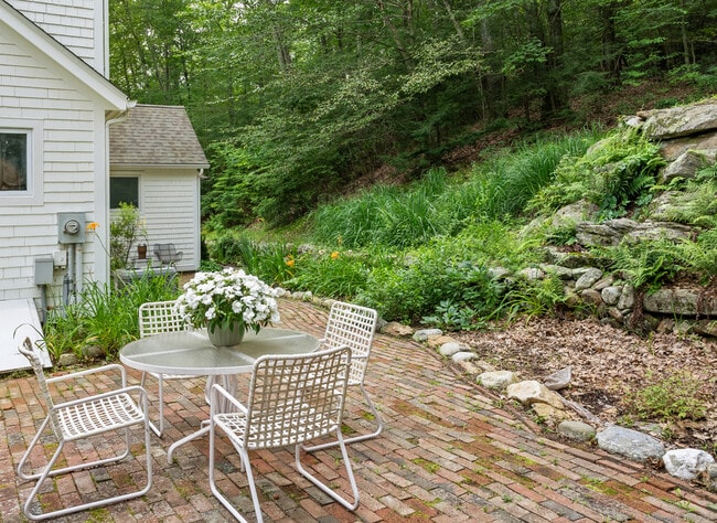 Building Photo - 37 Davenport Rd