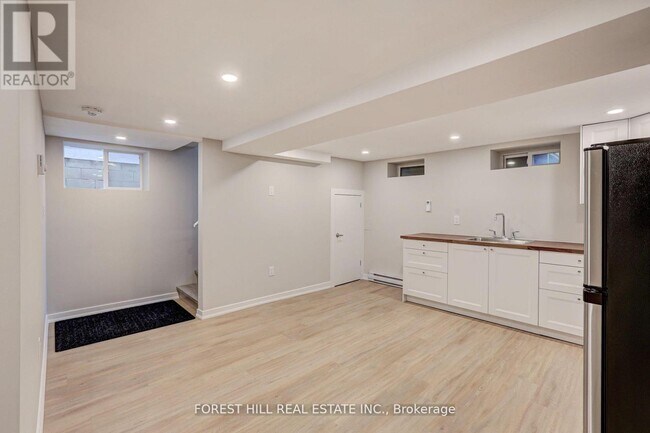 Building Photo - 203 Weir St N