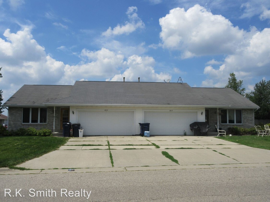 Primary Photo - 2615-2617 N Wuthering Hills Dr