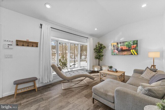 Foto del edificio - 191 Lakeshore Dr