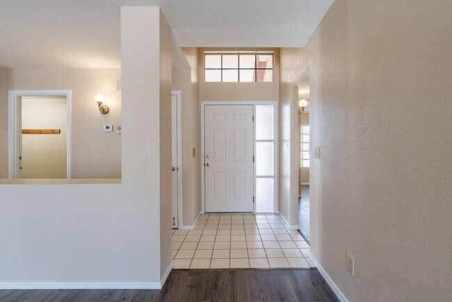 Foto del edificio - Bright, Spacious & Ready to Welcome You Ho...