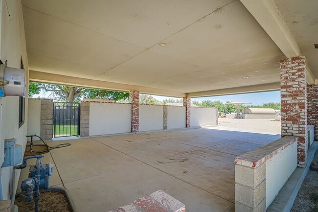 Building Photo - Ranch in NW Bakersfield w/Pool!