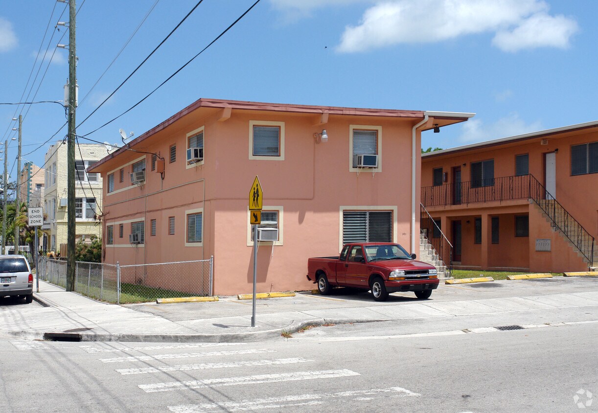 Building Photo - 301 SW 11th Ave