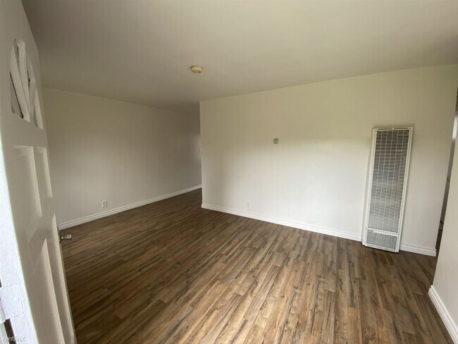 Building Photo - 2 br, 1 bath Duplex - 3763 Ellis Street 3765