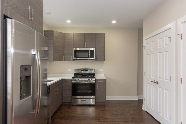 Foto del edificio - 2228 N Sawyer Ave