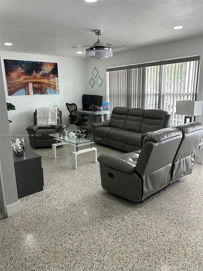 Foto del edificio - 17420 NW 47th Ct