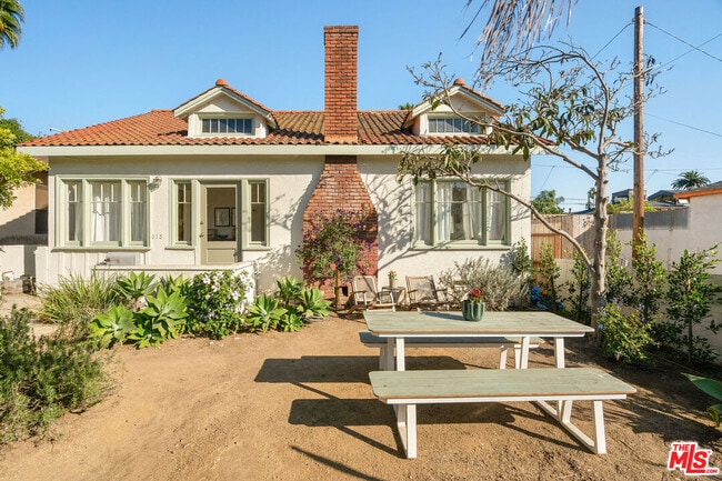 Building Photo - 818 Palms Blvd