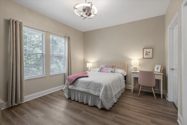 Building Photo - 2801 Chancellorsville Dr