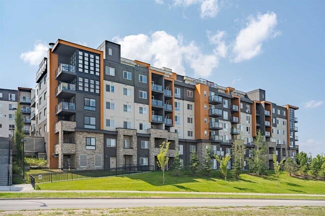 Building Photo - 20 Kincora Glen Rise NW