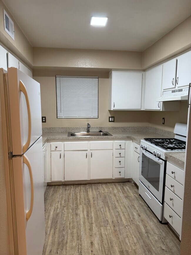 Foto del edificio - 9381 Shadowood Dr