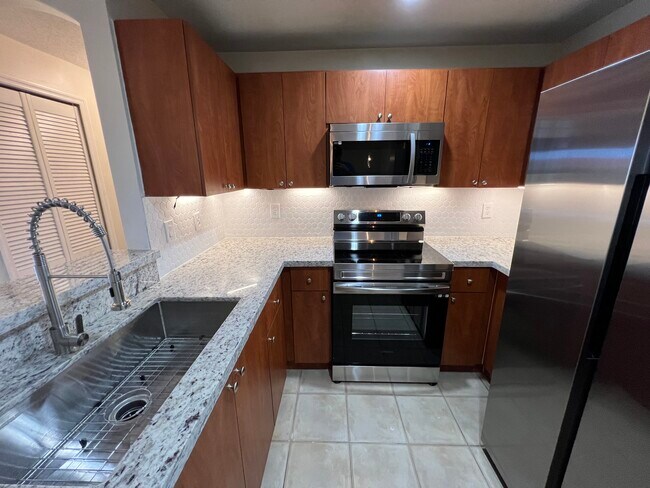 Foto del edificio - 6360 NW 114th Ave