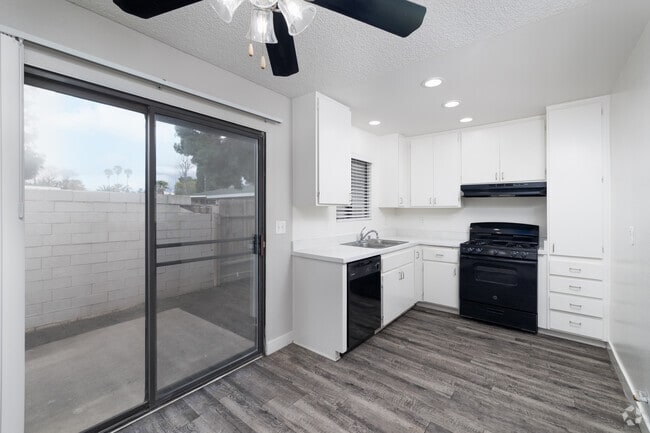 1BR, 1BA - 686SF - Dining Room/Kitchen - Northwoods