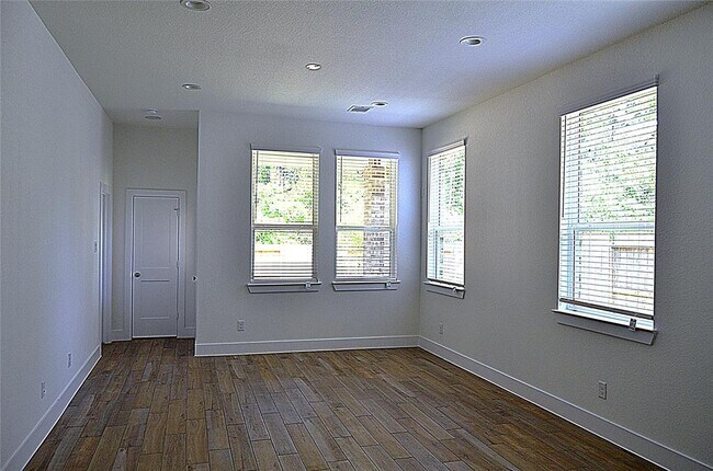 Foto del edificio - 219 Lukewood Cir