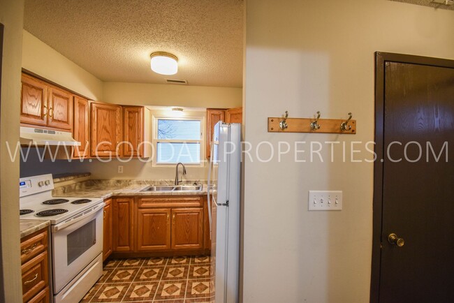 Building Photo - 1st Month Is Free! 3 Bedroom 1.5 Bathroom ...