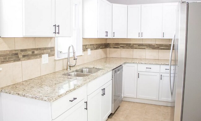 Building Photo - BEAUTIFUL KITCHEN! 2 CAR GARAGE!