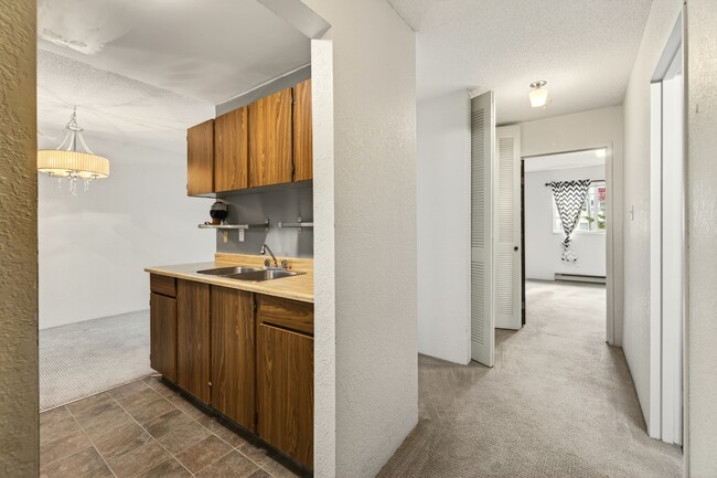 Building Photo - 1600 Dufferin Crescent