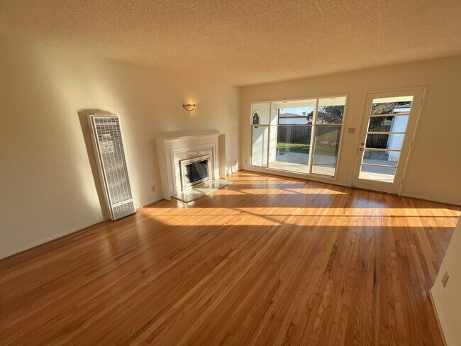 Foto del edificio - Central Ventura Home with Large Yard!