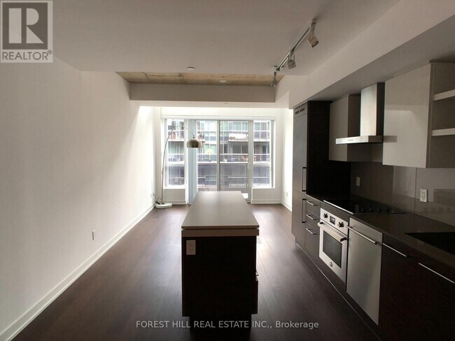 Photo du bâtiment - 1030 King St W