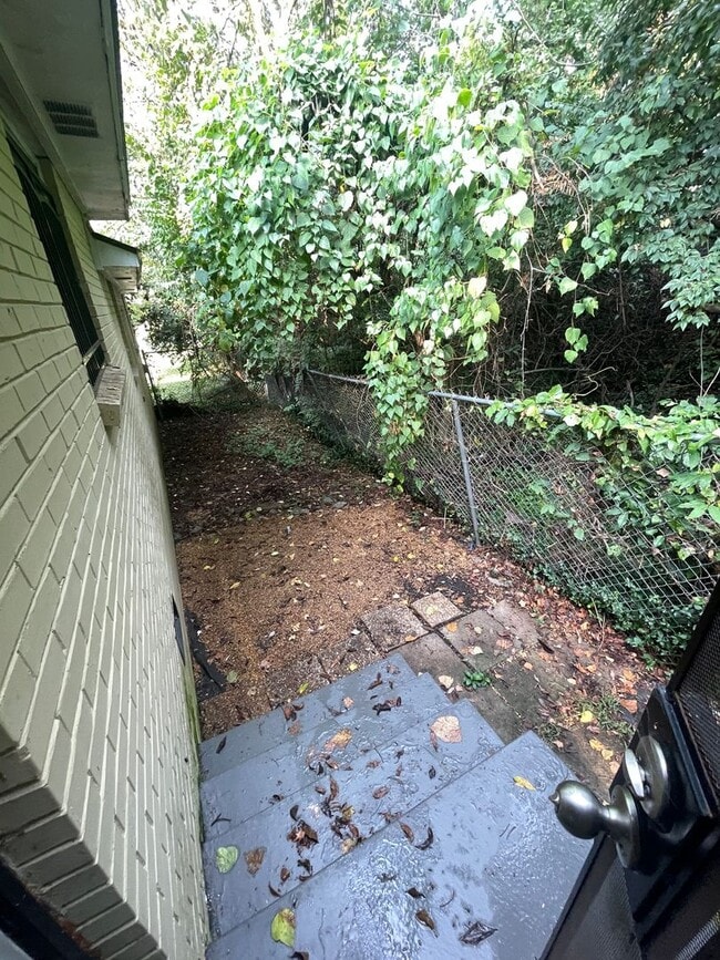 Building Photo - Sylvan Park!