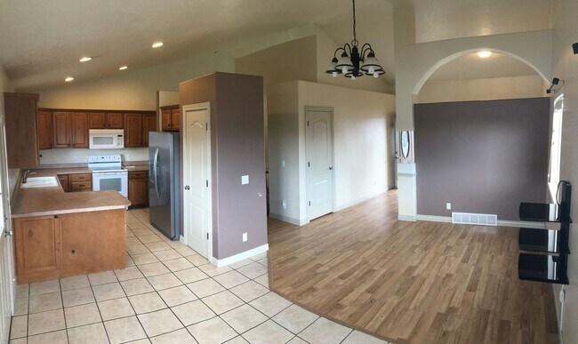 Building Photo - Spacious Home w 2 attached 2 car garage