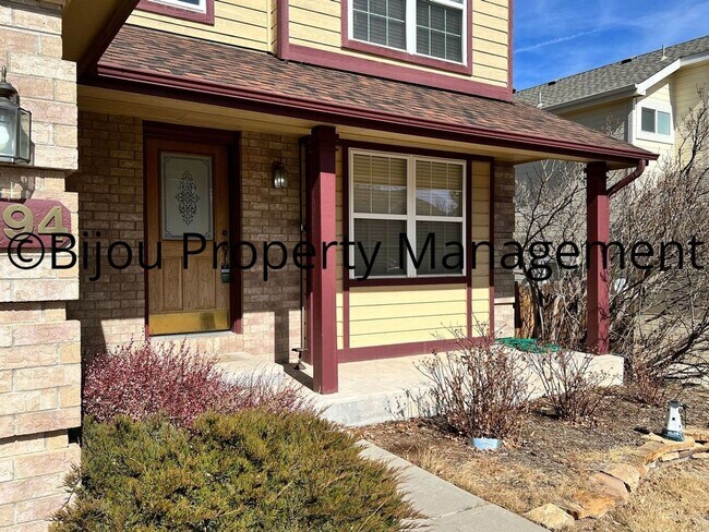 Building Photo - Stunning 4 Bed, 4 Bath!