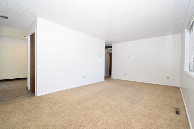 Foto del edificio - Spacious and charming! Conveniently located top floor 2 bedroom apartment.
