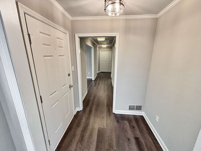 Foto del edificio - Charming Updated 2BR/2BA Duplex Close To E...