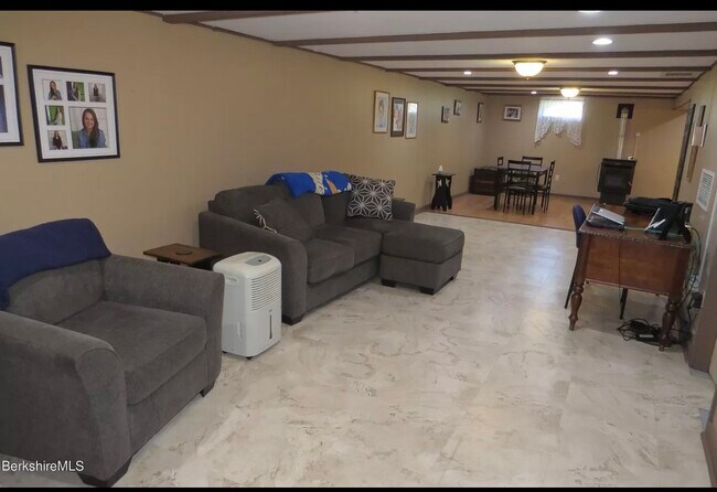 Building Photo - 261 Middle Rd